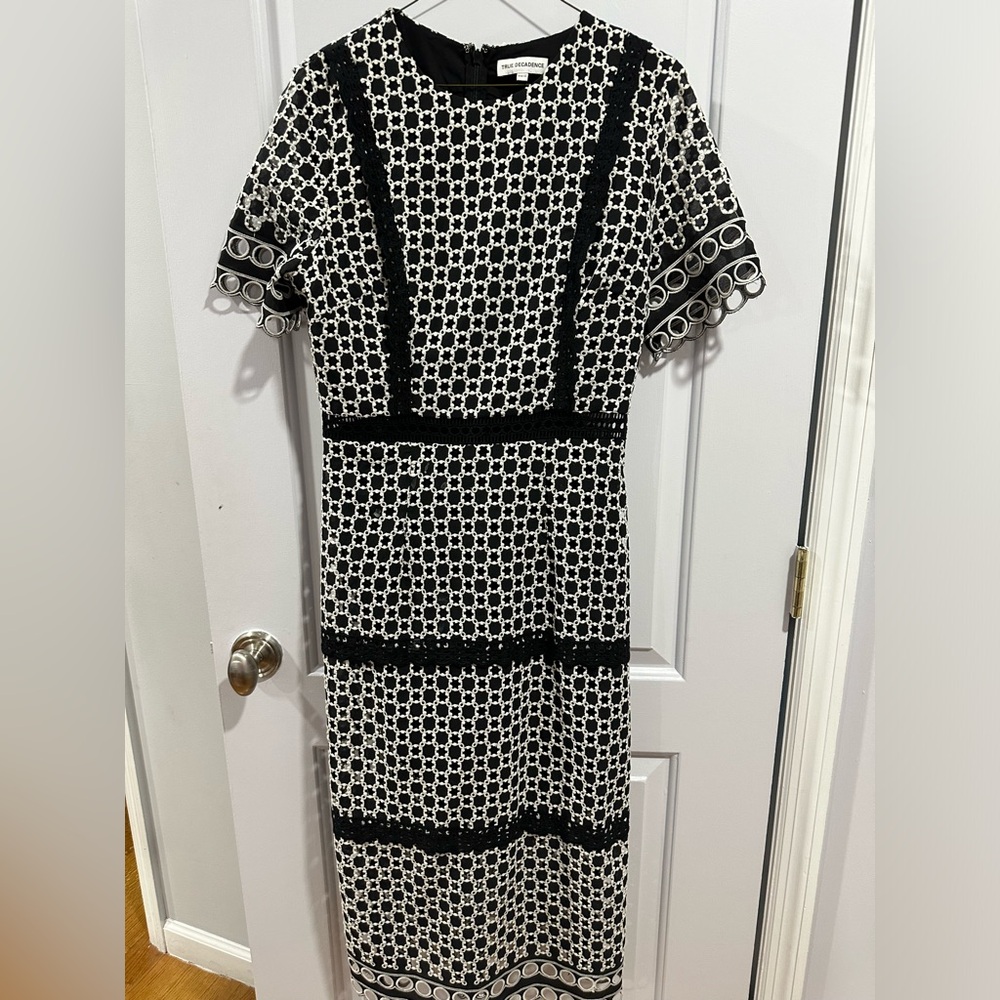 Size 8 black and white short sleeve cutout midi dress